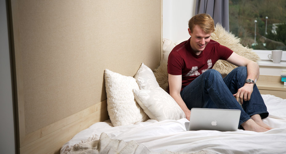 student-bed-laptop