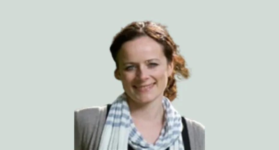 Head and shoulders photo of dr sarah hodge.