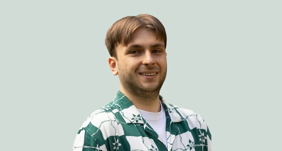 Head and shoulders photo of seb racisz.