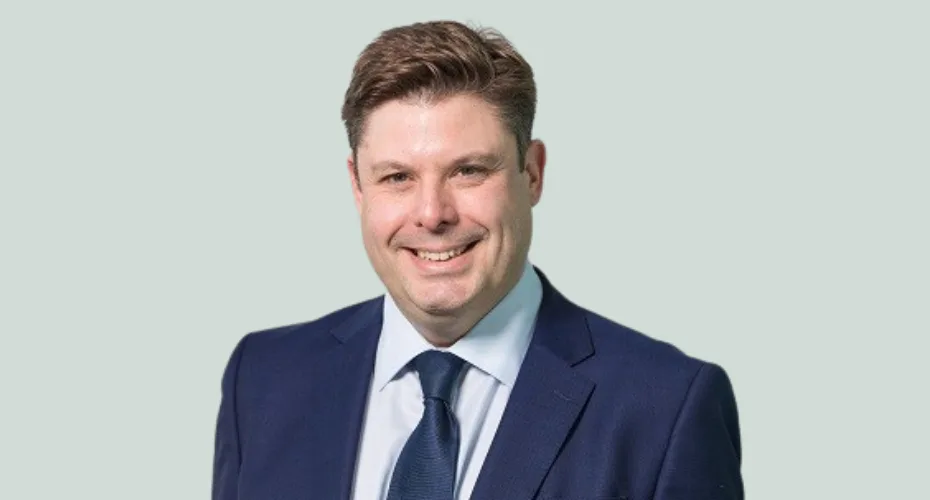 Head and shoulders photo of mike shore nye.