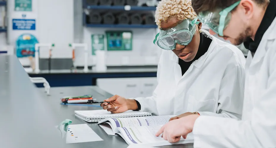 A pair of Biomedical Sciences students working together in a lab.