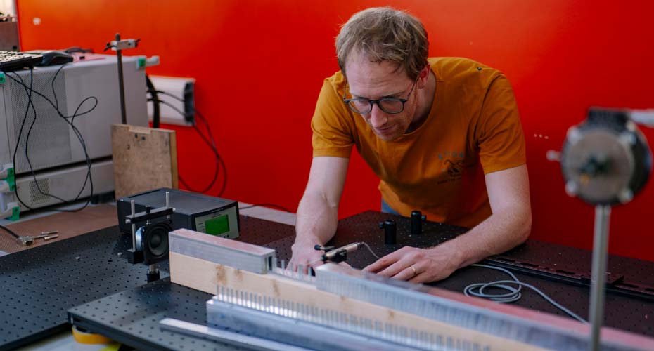 A researcher in a Physics lab